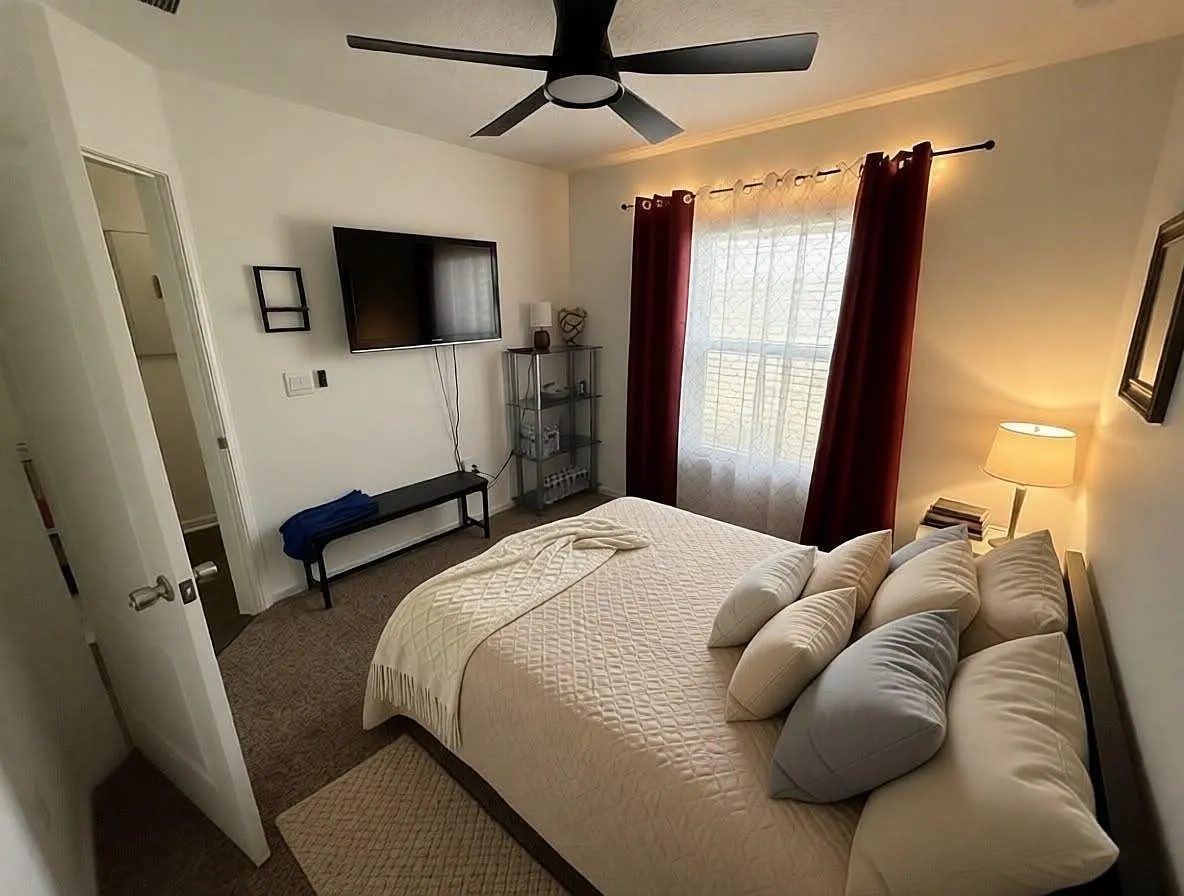 3 bed, 2.0 bath, 1300 sqft, $1,139 — Photo 2