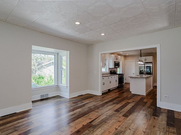 5th image of 22W724 Saint Charles Rd