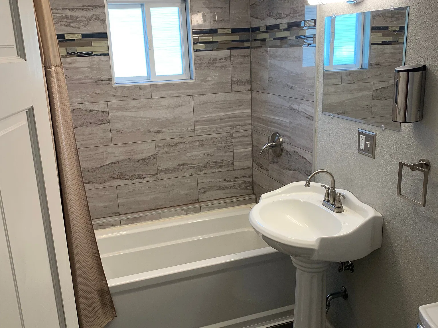 3 bed, 1200 sqft, $1,995 — Photo 3