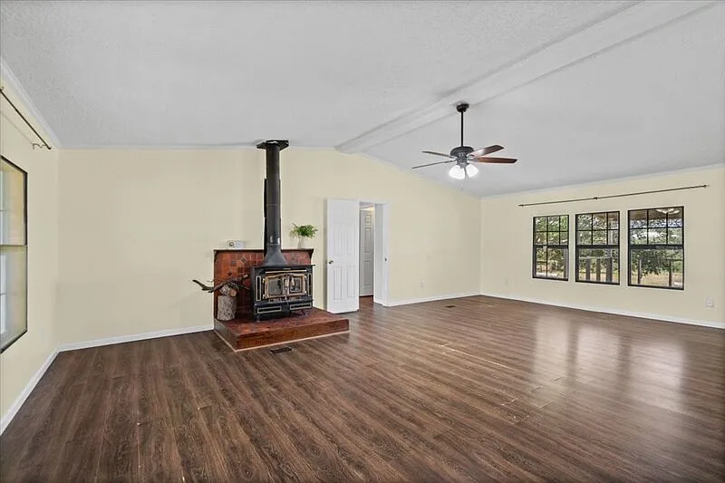 3 bed, 2.0 bath, 1200 sqft, $2,090 — Photo 3