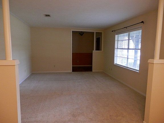 4th image of 908 Picardy Ln