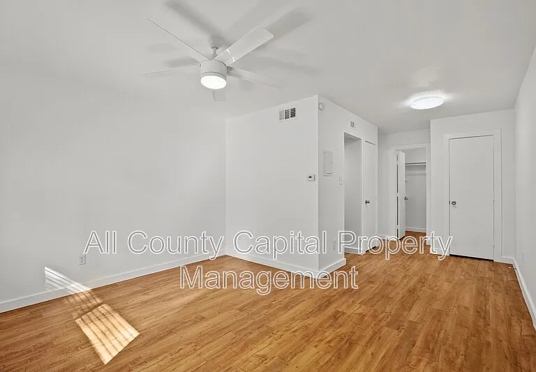 502 W 35th St #105 — Photo 9