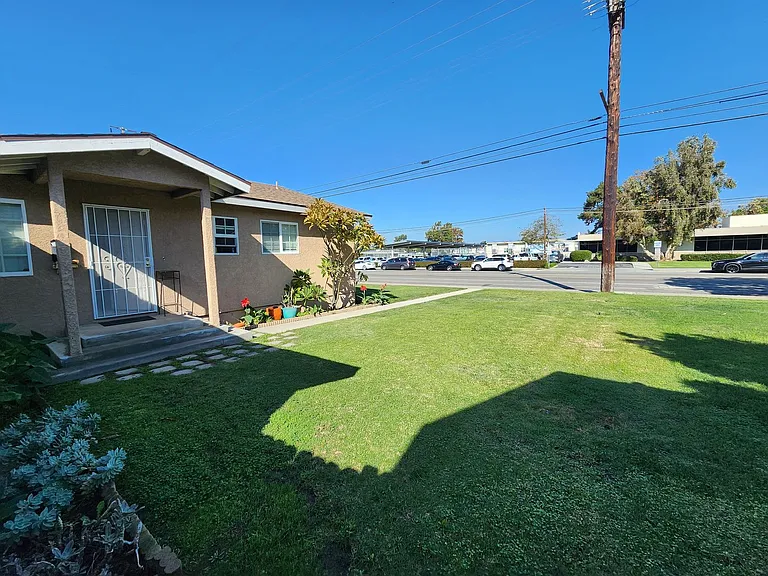 1442 W Valencia Dr — Photo 2