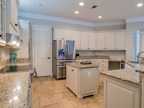 5th image of 4530 Bohemia Dr