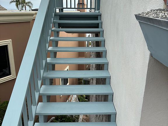 Entrance single flight to panoramic view above rooftops