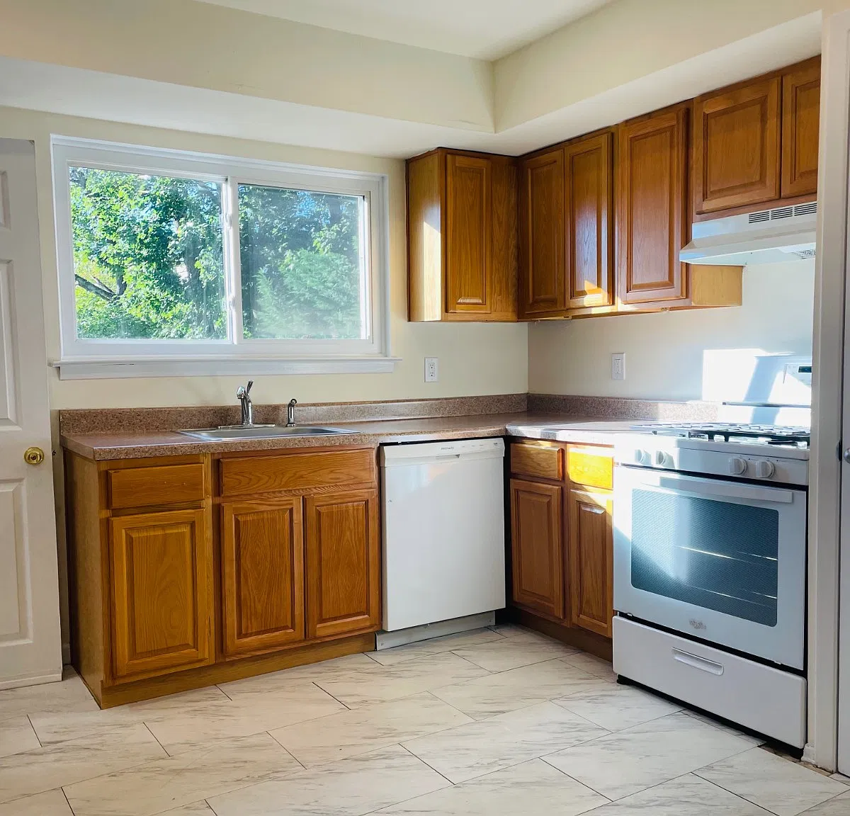 3 bed, 2.0 bath, 1200 sqft, $3,650 — Photo 4