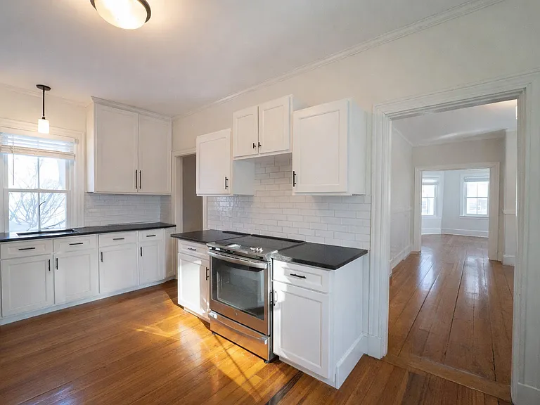 172 E Main St — Photo 2