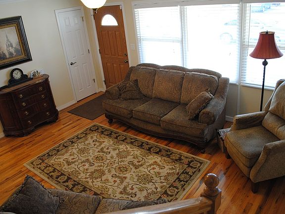 3rd image of 885 Syringa Dr