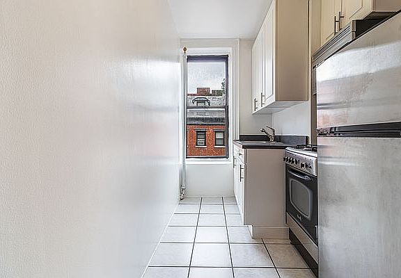 3rd image of 259 Bleecker St APT 22
