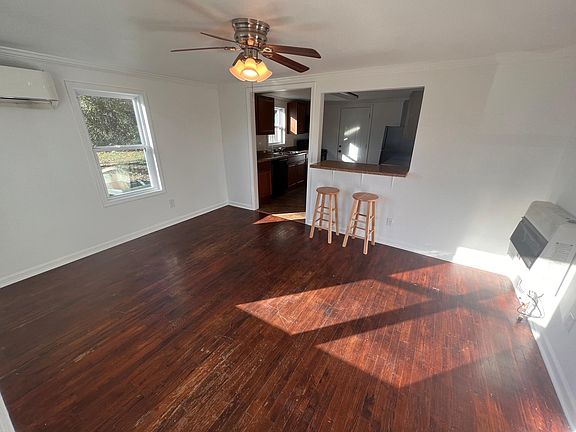 3rd image of 924 W Walker St