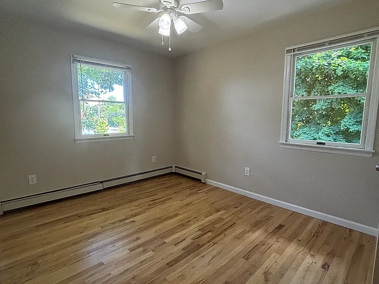 Laurel Blvd — Photo 13