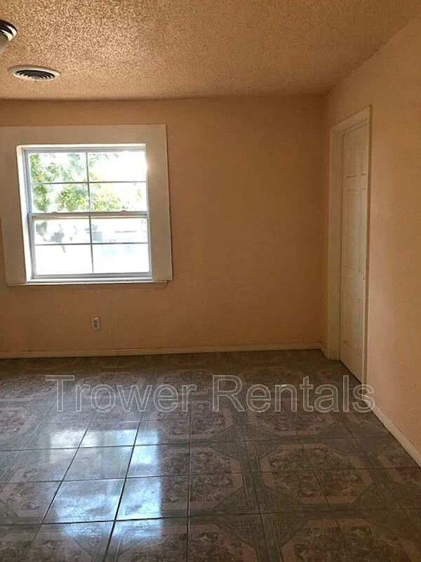 3 bed, 1.5 bath, 1548 sqft, $1,500 — Photo 2