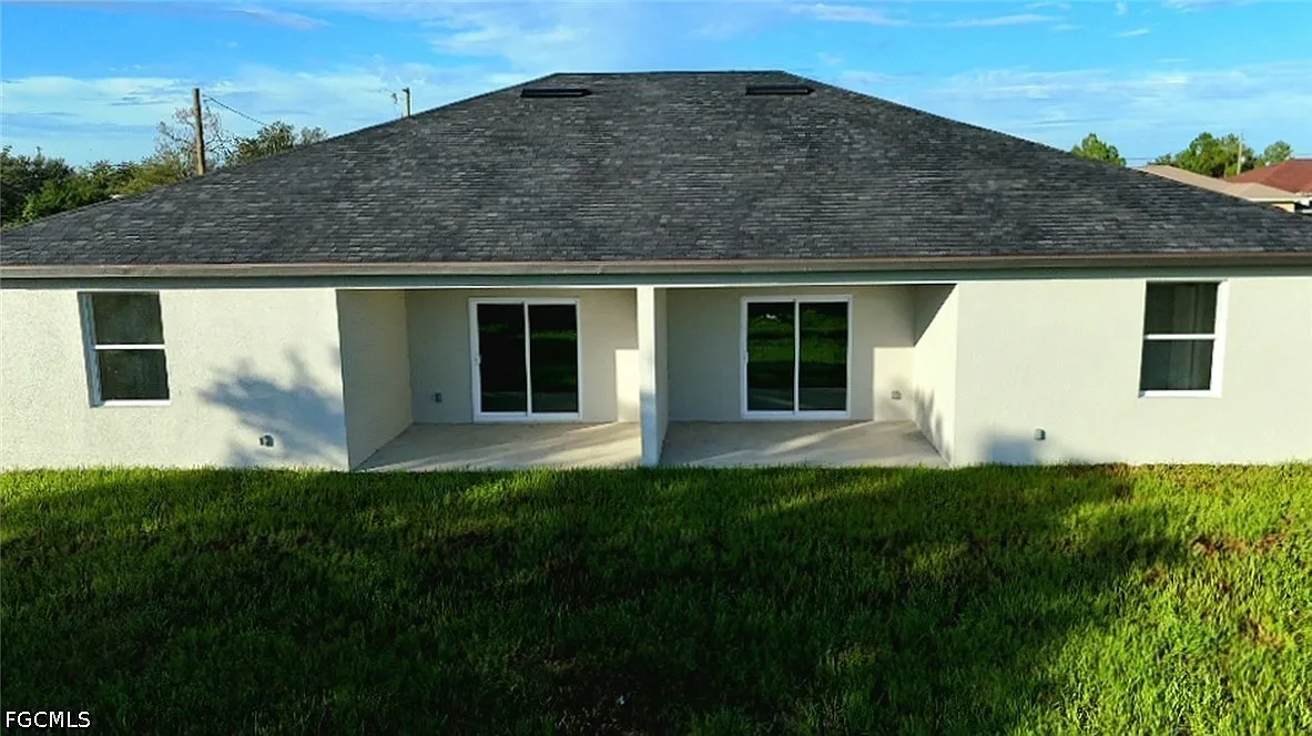 3 bed, 2.0 bath, 1205 sqft, $2,200 — Photo 2