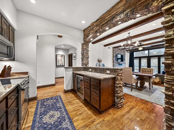 1022 Navarro #404, San Antonio, TX 78205