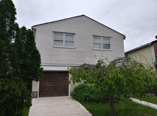 8 Middle Loop Rd, Staten Island, NY 10308