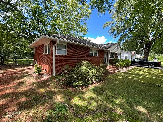 3 bed, 1118 sqft, $1,725 — Photo 2