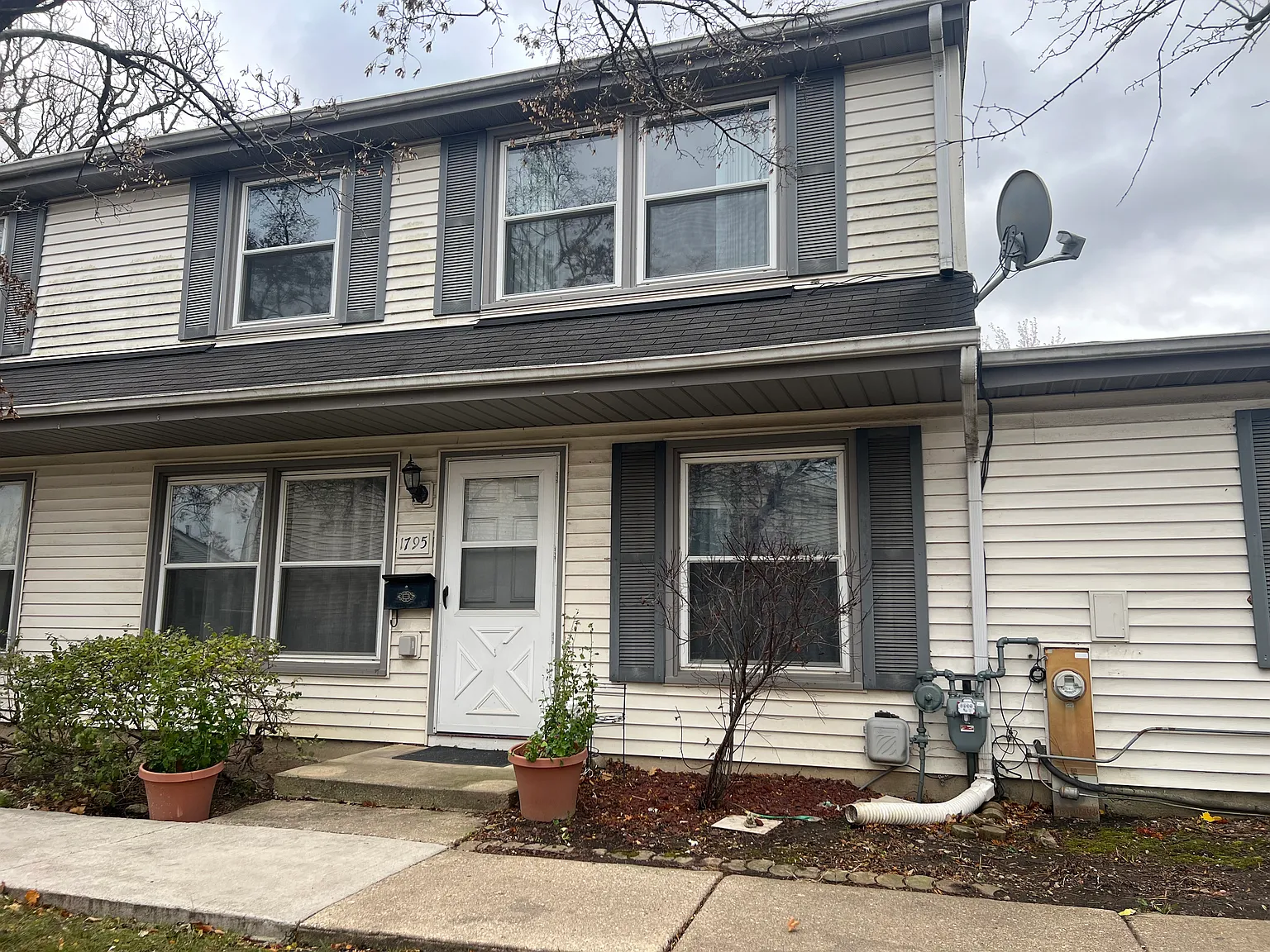3 bed, 1100 sqft, $2,400 — Photo 1