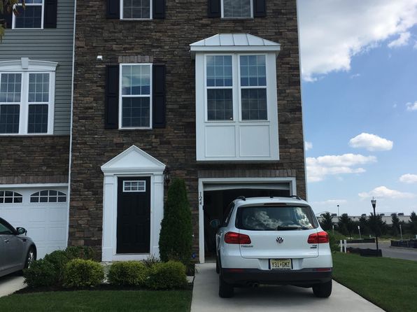 124 Village Green Ln