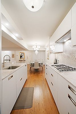 4th image of 100 W 57th St APT 16I