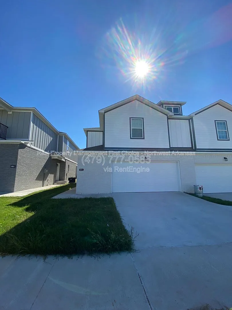 4 bed, 4.5 bath, 2000 sqft, $2,300 — Photo 2
