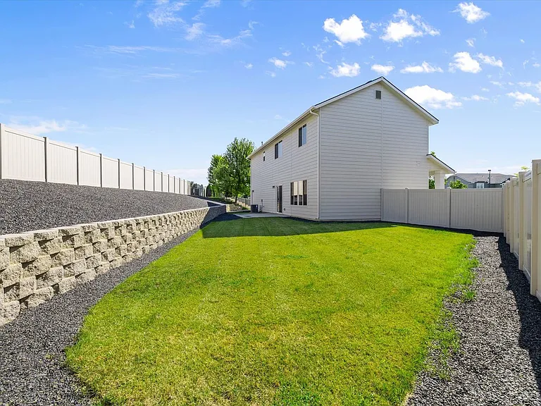 655 N Sevenoaks Ave — Photo 30