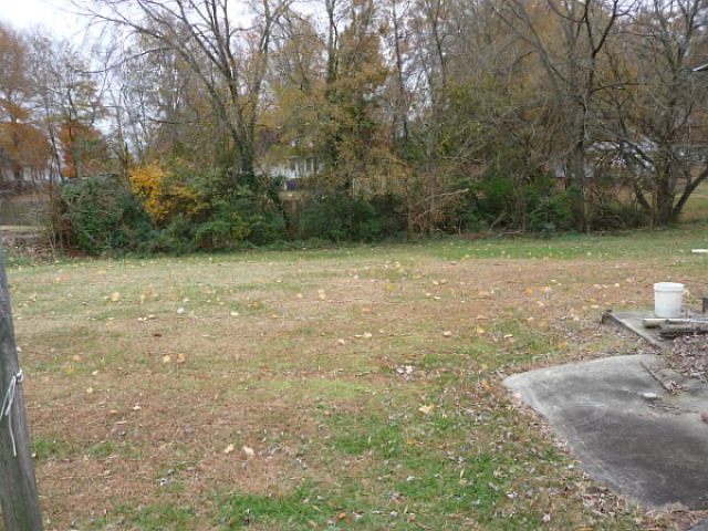 2nd image of 906 2nd St