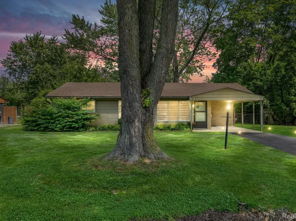 2582 Depew Dr, West Bloomfield, MI 48324