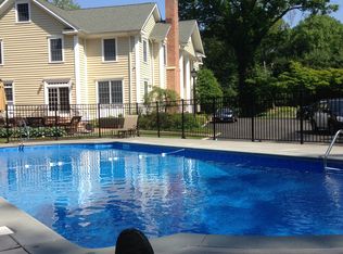 591 Cold Spring Rd, Laurel Hollow, NY 11791