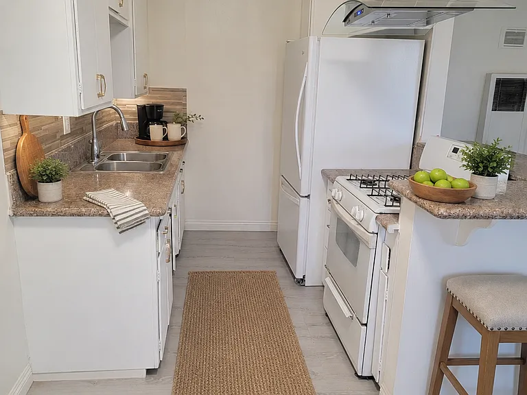 323 W 11th St #17 — Photo 1
