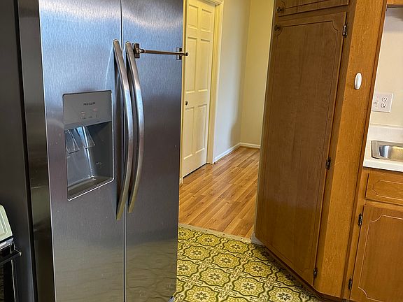 3rd image of 1310 Lakeview Cir