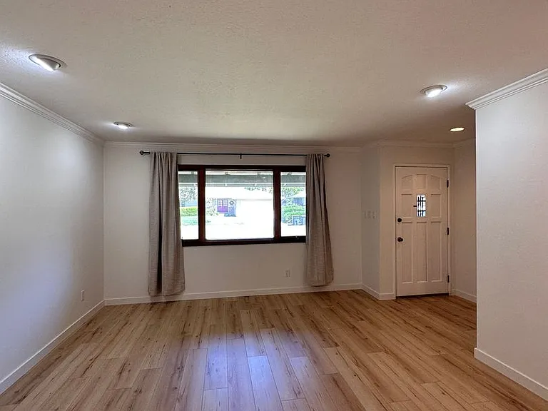 927 Acacia Ln — Photo 3