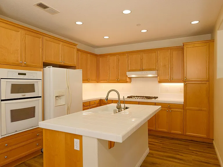 326 Lakeview Ct — Photo 14