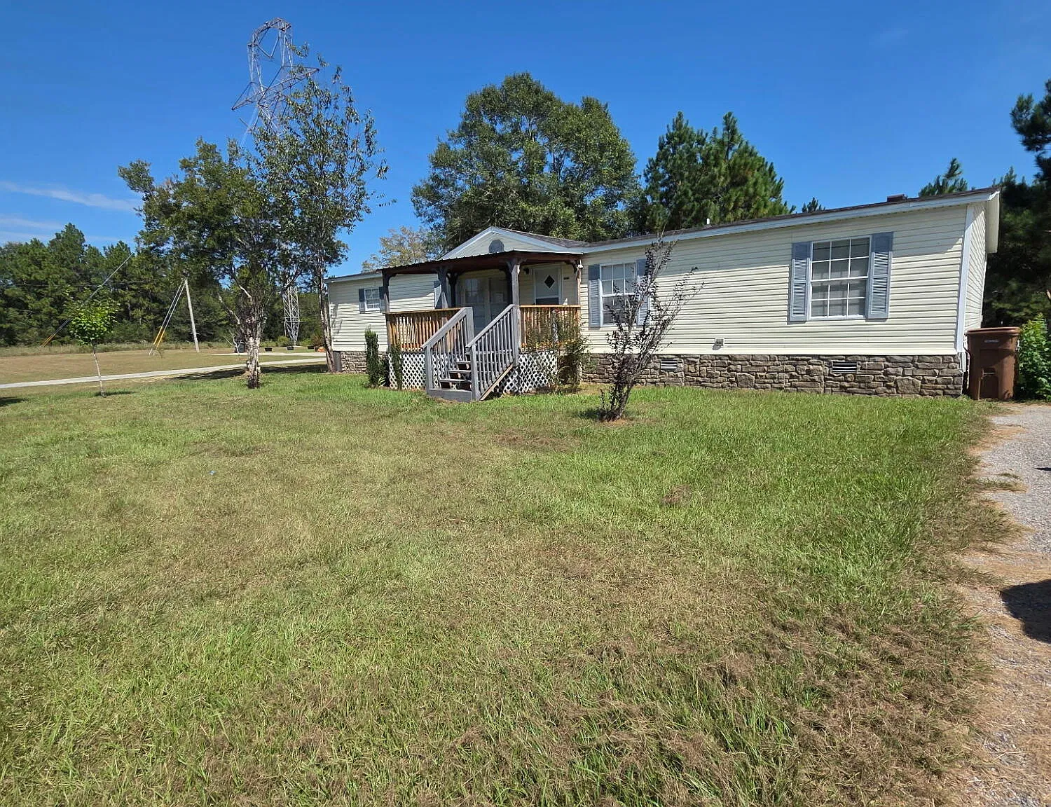 3 bed, 2.0 bath, 2048 sqft, $1,000 — Photo 1