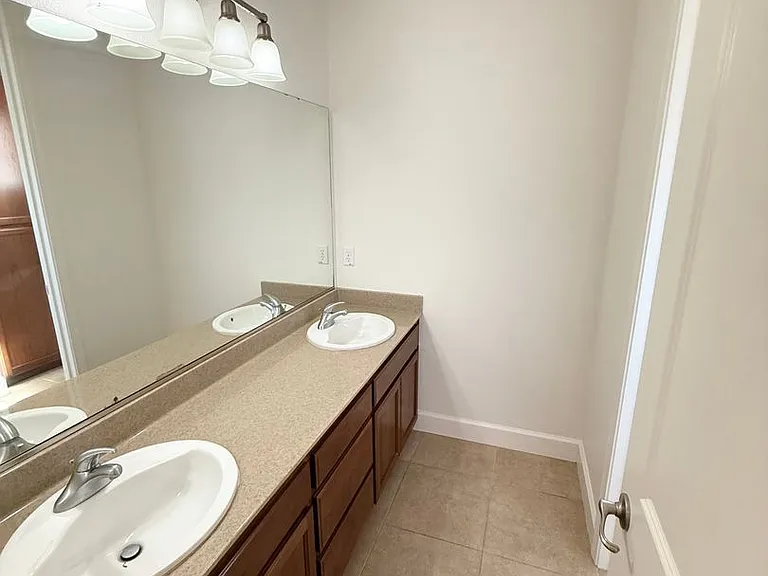 2327 Capistrello St — Photo 18