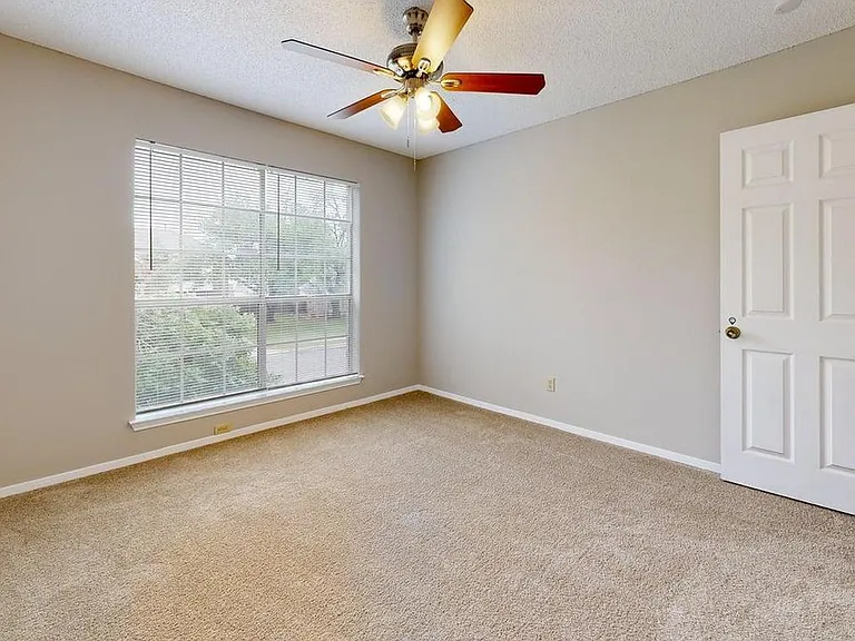 406 Oakcrest Dr — Photo 7