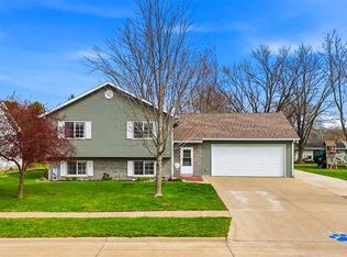304 Village Sq, Columbus Junction, IA 52738