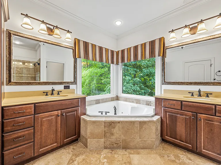 405 Pondview Ct — Photo 18