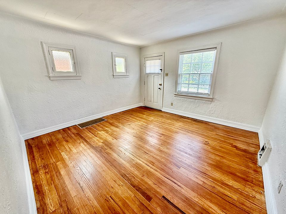 Family room w/ fresh paint & hardwood floors