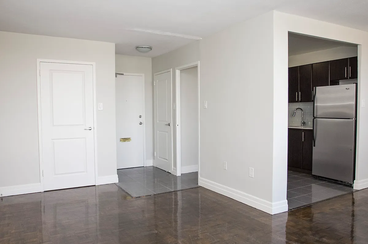 28 Helene Street North — Photo 1