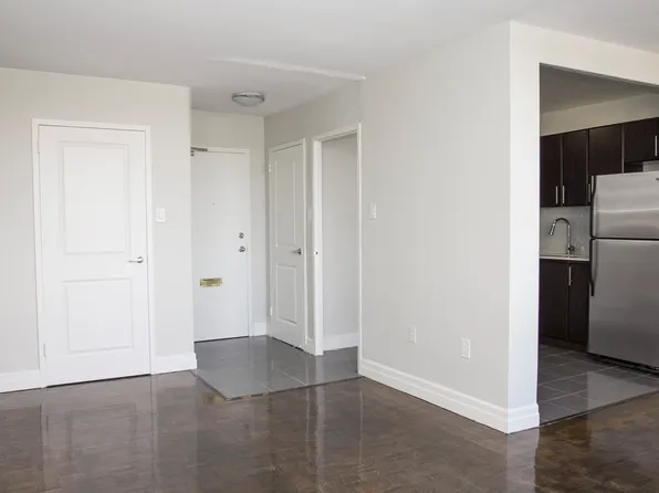 28 Helene Street North