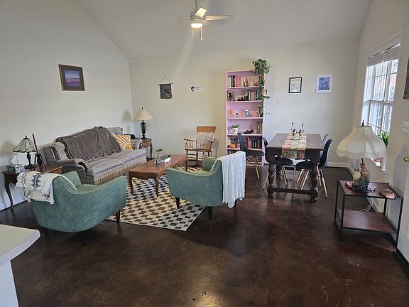 3rd image of 440 Beauregard Cir