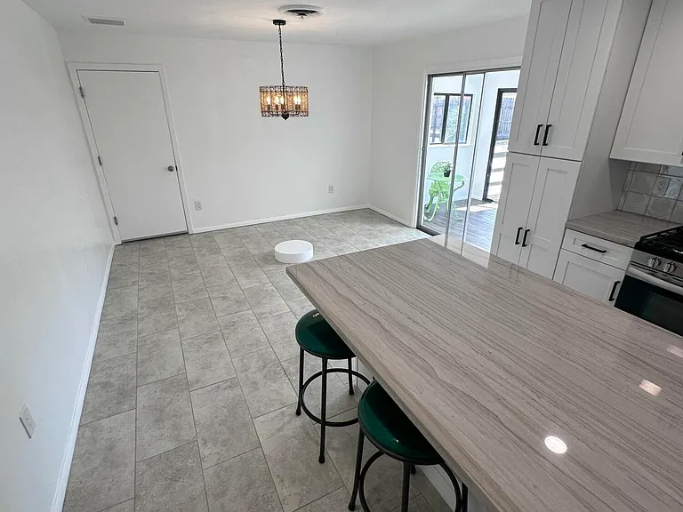 1050 W Romo Jones St — Photo 4