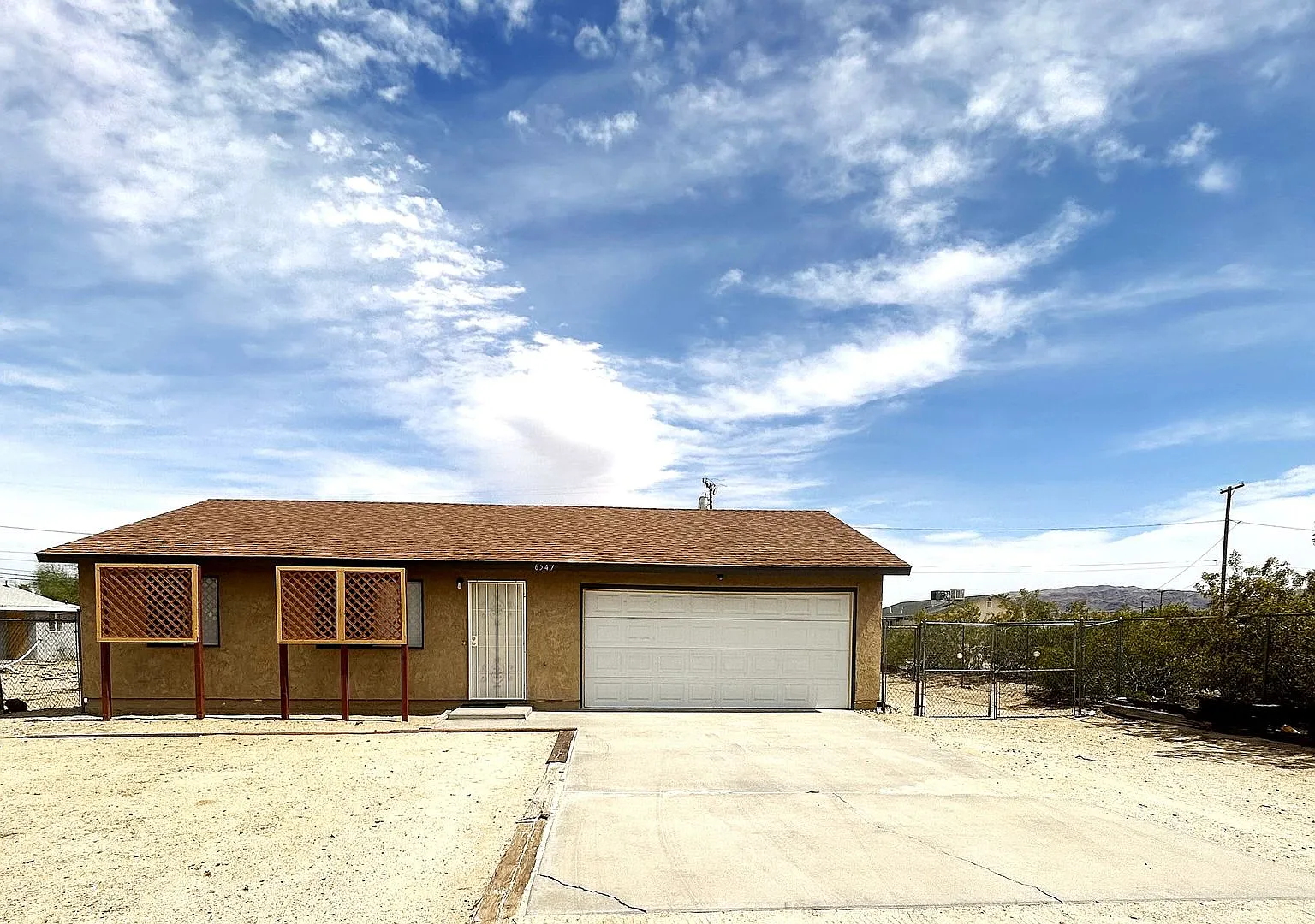 2 Bedroom 1 Bathroom Home Close To Town — Photo 1