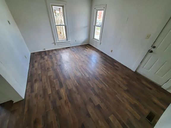 2nd image of 389-391 Oak St #2