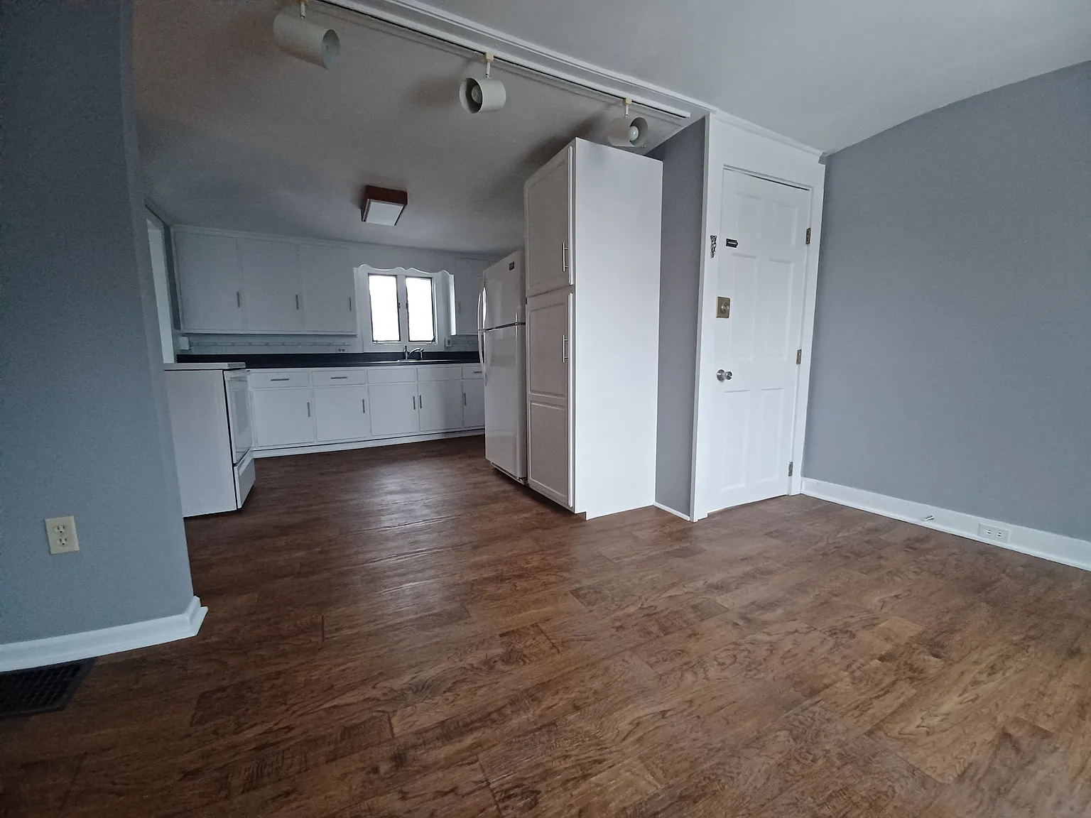2 bed, 900 sqft, $1,400 — Photo 1