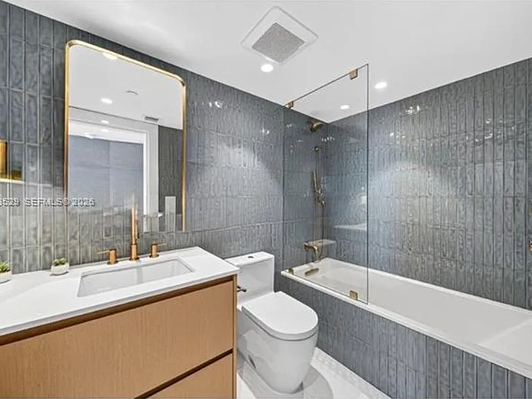 400 S Pointe Dr #1501 — Photo 9