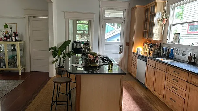 3 bed, 1.5 bath, 1690 sqft, $4,200 — Photo 3
