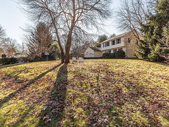3rd image of 14 Mayflower Ct