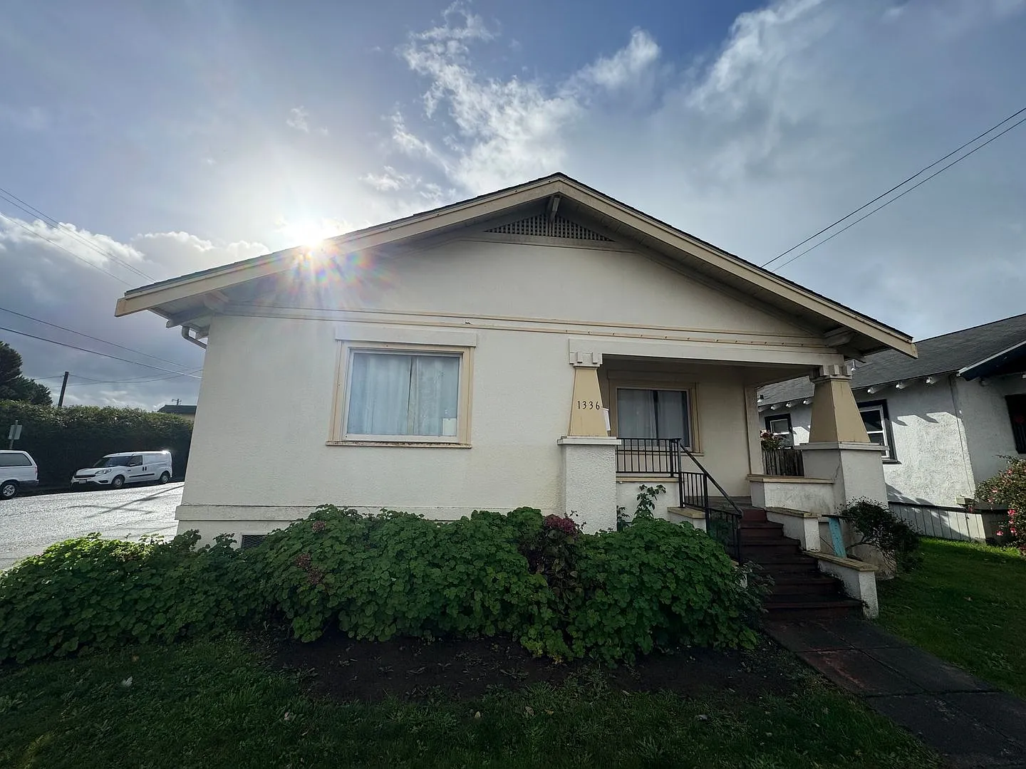 2/1 house, 2 car garage, yard, Very Nice — Photo 1