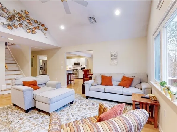 64 Maple St APT F, Canton, MA 02021